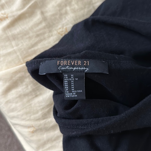 Forever 21 black knit flounce ruffle off the shoulder snap closure bodysuit sz M - Picture 4 of 10